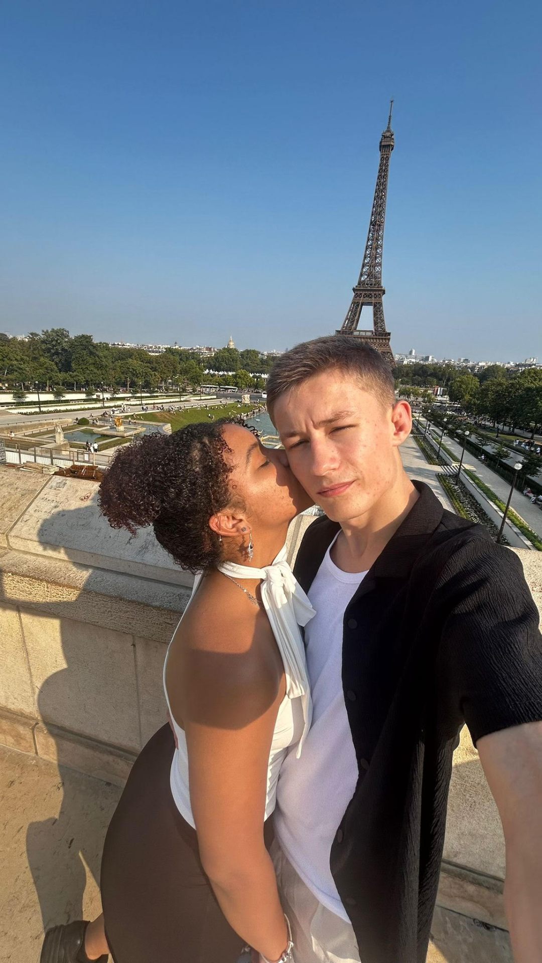 Original photo of a couple in Paris with the Eiffel Tower before engraving